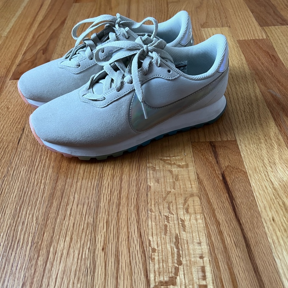 Nike - Picture 4 of 7